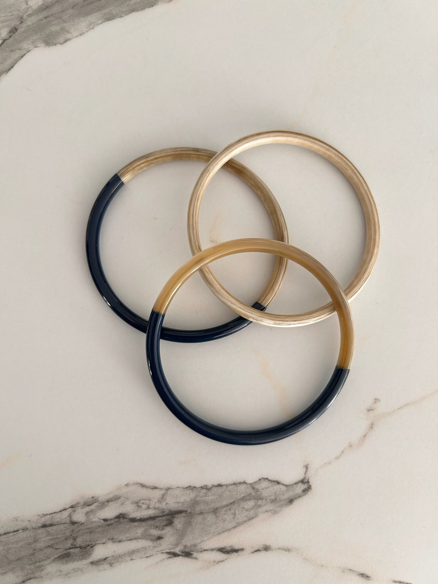 Jonc en corne de buffle. Epaisseur 5mm Taille M : environ 6.5cm de diamètre Vendus par lot de 3