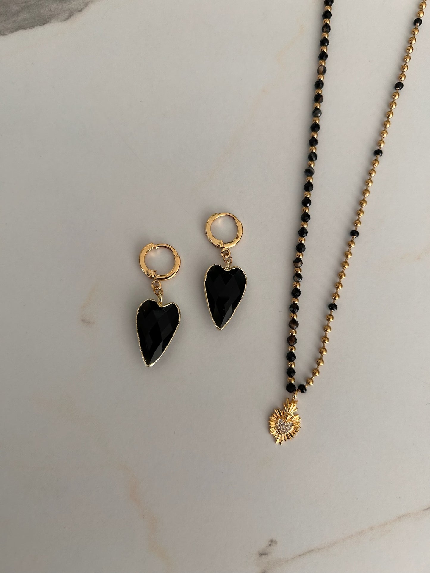 Boucles d’oreilles créoles pour oreilles percées avec médaille en forme de cœur en onyx noir BO faites main, Made In France.