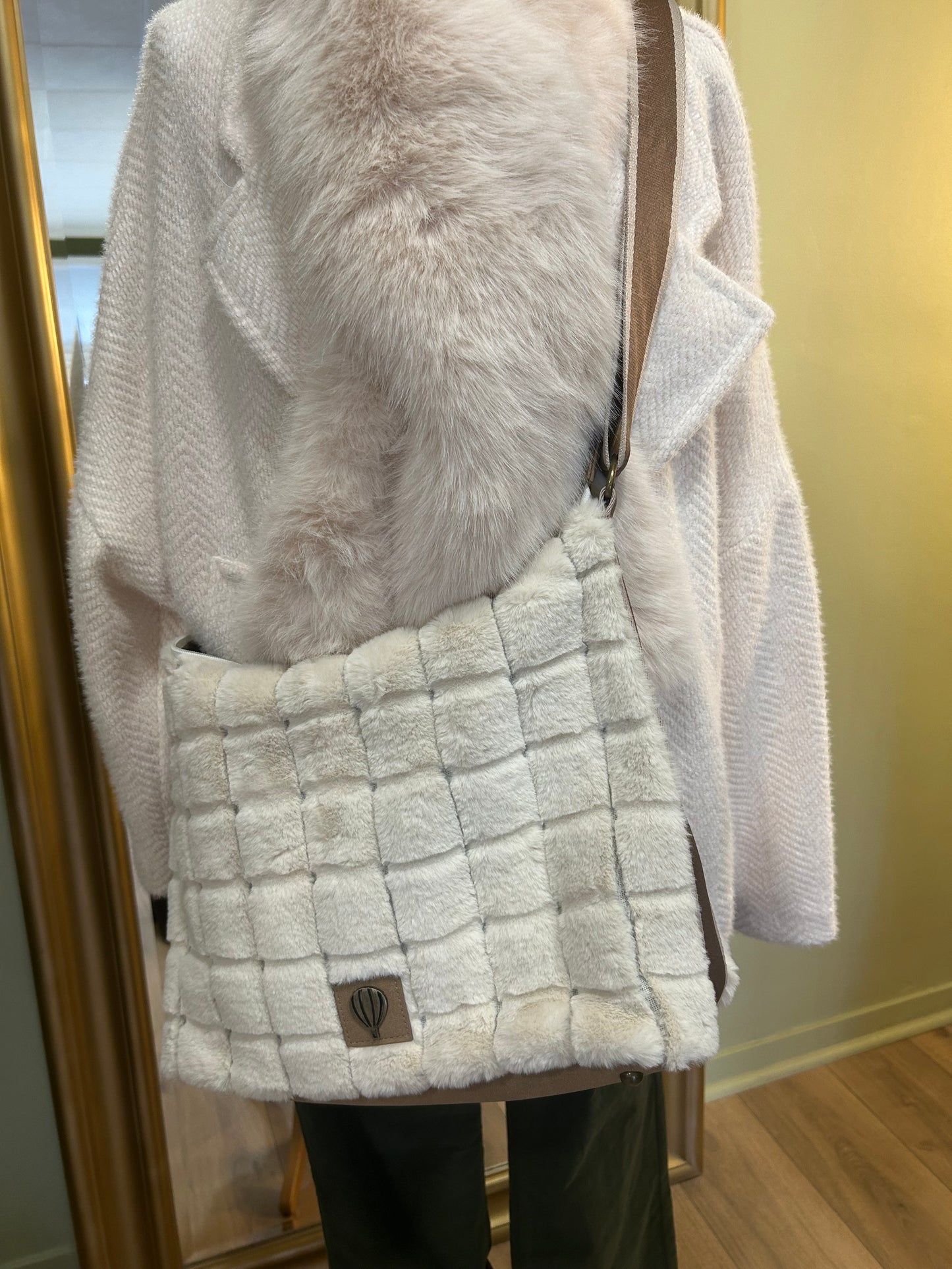 Sac Besace effet fourrure - Caroline écru - Le voyage en Panier