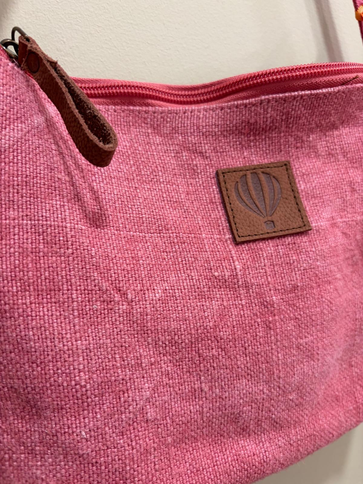 Porté Travers Frieda - Fuschia - Le Voyage en Panier