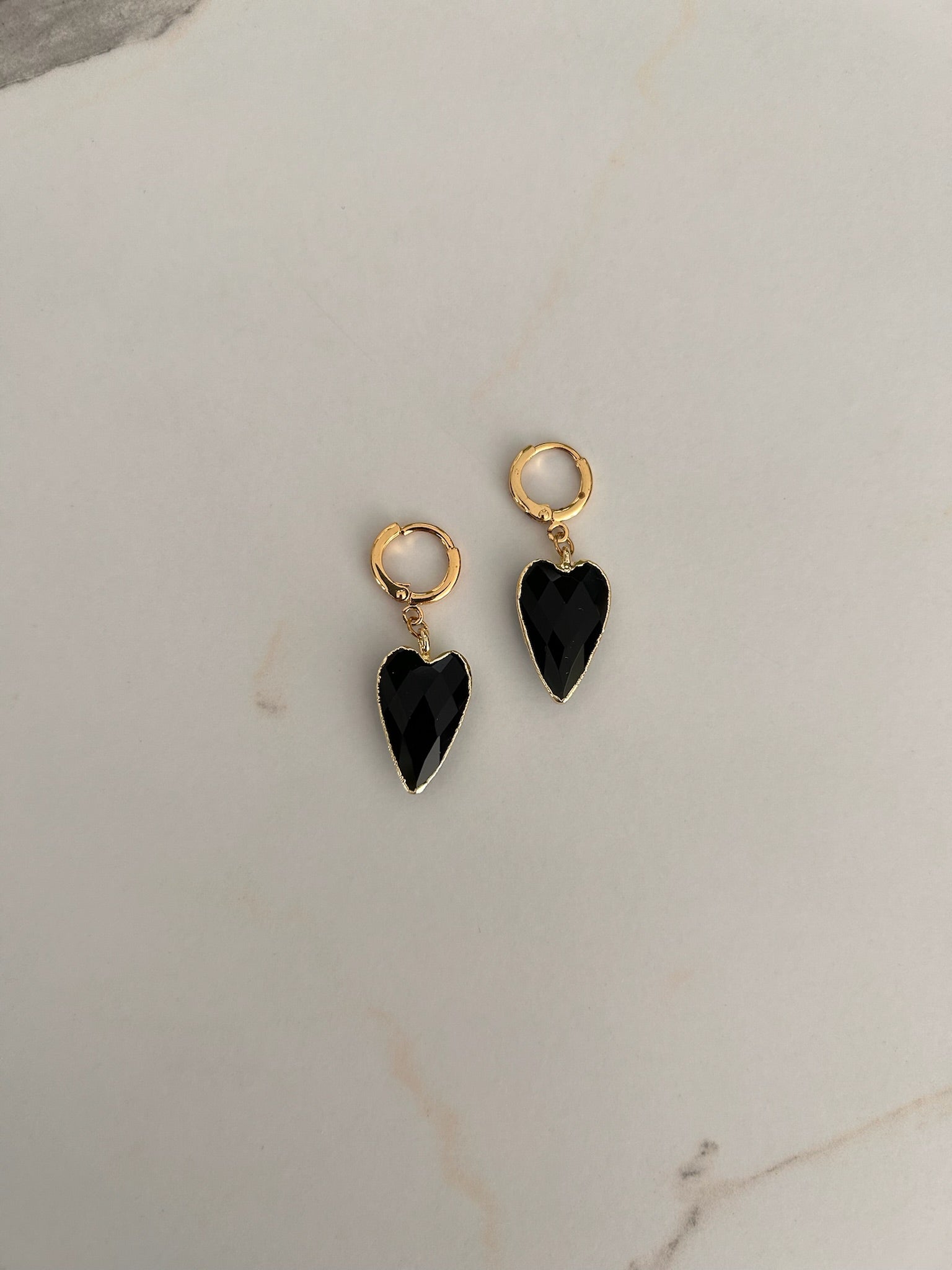 Boucles d’oreilles créoles pour oreilles percées avec médaille en forme de cœur en onyx noir BO faites main, Made In France.