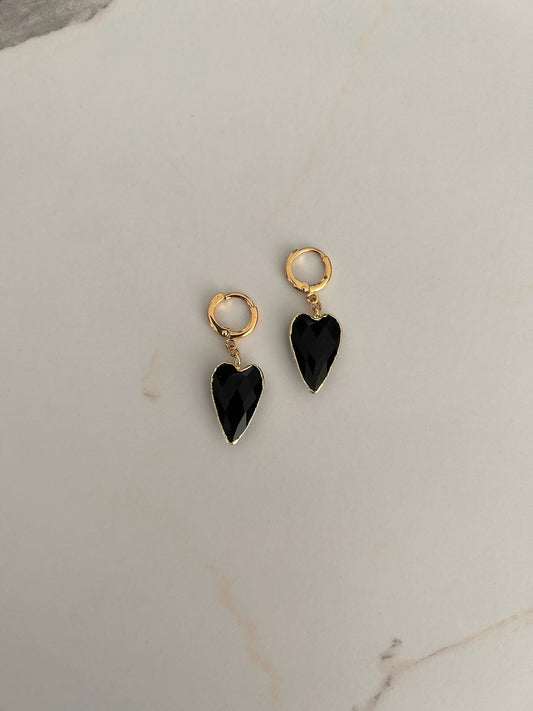 Boucles d’oreilles créoles pour oreilles percées avec médaille en forme de cœur en onyx noir BO faites main, Made In France.