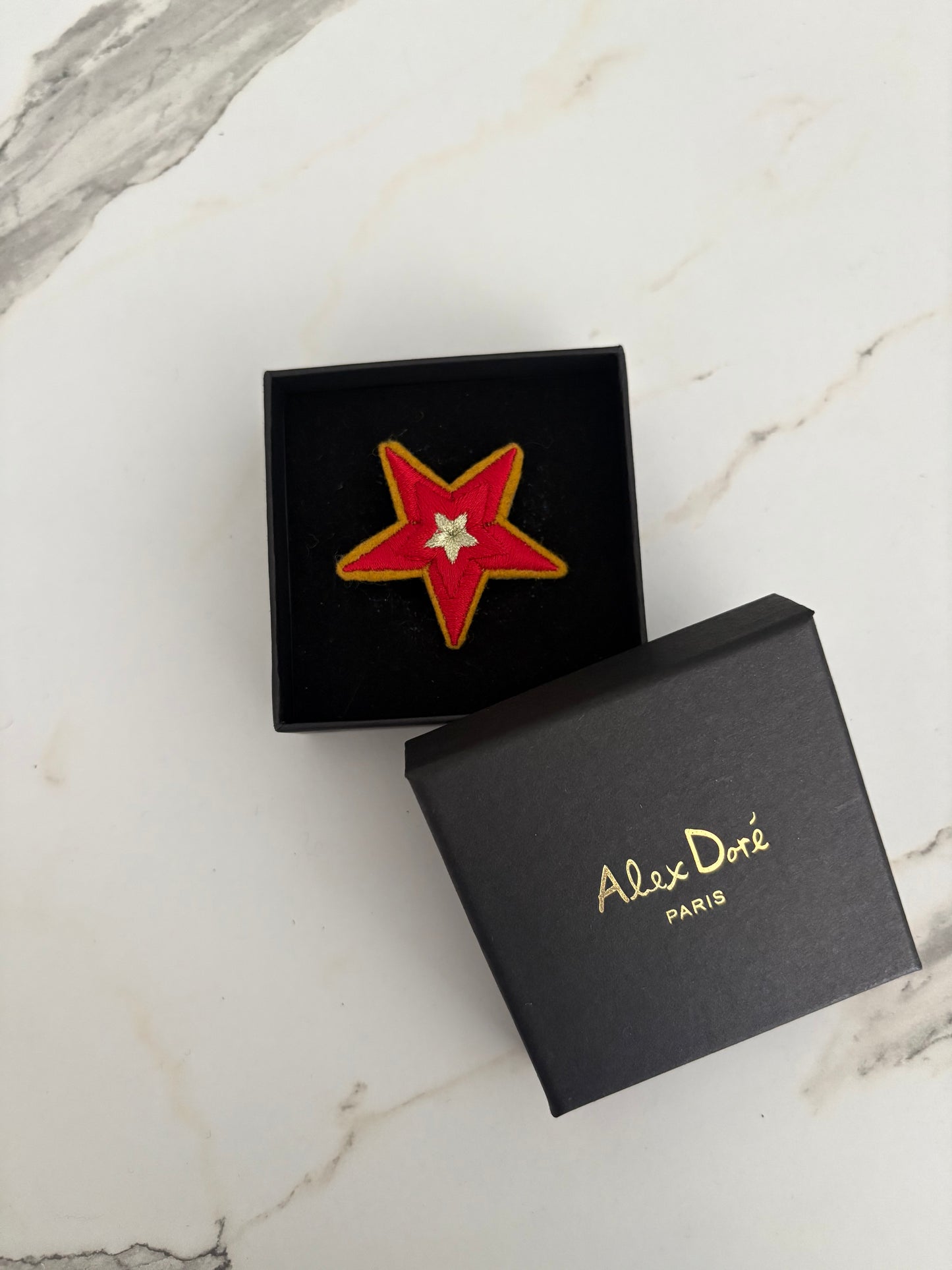 Broche Étoile Rouge 🌟 - Alex Doré