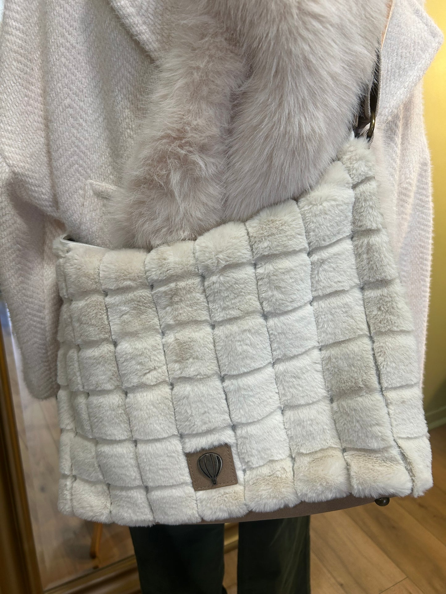 Sac Besace effet fourrure - Caroline écru - Le voyage en Panier