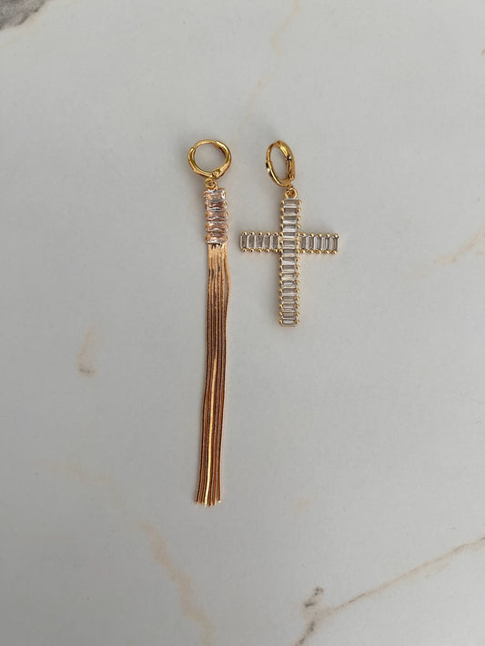 Boucles d’oreilles créoles pour oreilles percées asymétrique avec une croix & une BO pendantes à strass. BO faites main, Made In France.