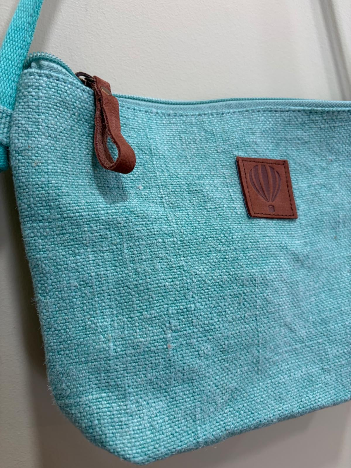 Porté Travers Frieda - Aqua - Le Voyage en Panier